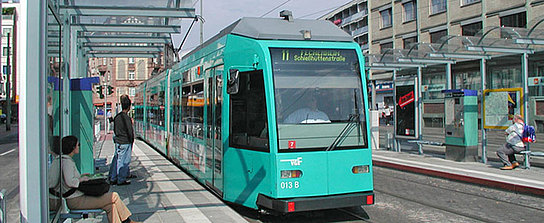 Straßenbahn vom Typ R in Frankfurt an der Haltestelle Allerheiligentor