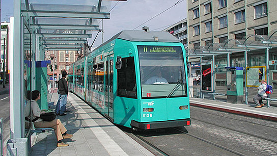 Straßenbahn vom Typ R in Frankfurt an der Haltestelle Allerheiligentor