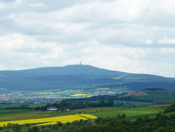 Vergoeßerte Ansicht: Felder und Stadt, im Hintergrund der große Feldberg