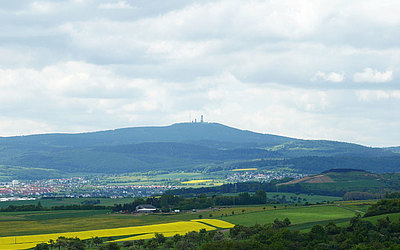 Vergrößerte Ansicht: Felder und Stadt, im Hintergrund der große Feldberg