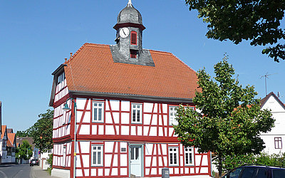 Vergrößerte Ansicht: Blick auf ein Fachwerkhaus an der Straße