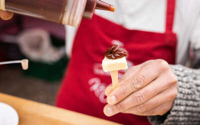 Probierstäbchen mit Weißbrot und Ketchup