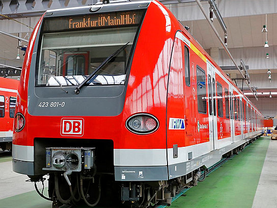 S-Bahn ET 423 Modernisierte S-Bahn der Baureihe ET 423 in rotem Design