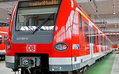 Vergrößerte Ansicht: Modernisierte S-Bahn in rotem Design