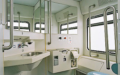 Vergrößerte Ansicht: Behindertenfreundliche Toilette im Steuerwagen eines Doppelstockzugs