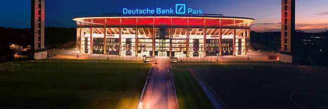 Nächtliche Frontalansicht des Stadions "Deutsche Bank Park" in Frankfurt