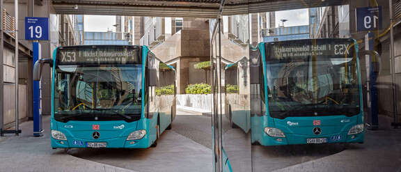 © traffiQ, Bild: H. Vogler Expressbusse am Frankfurter Flughafen