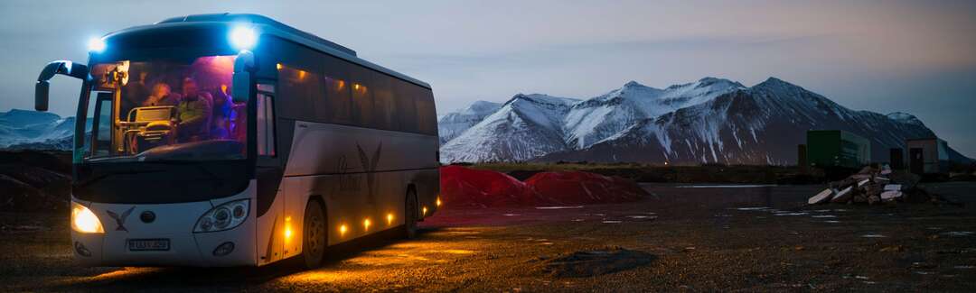 Ein Bus steht vor einem Bergpanorama