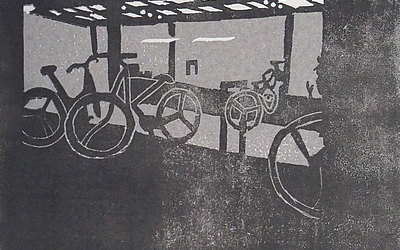 Vergrößerte Ansicht: Linoldruck Überdachter Fahrradabstellplatz mit drei Rädern