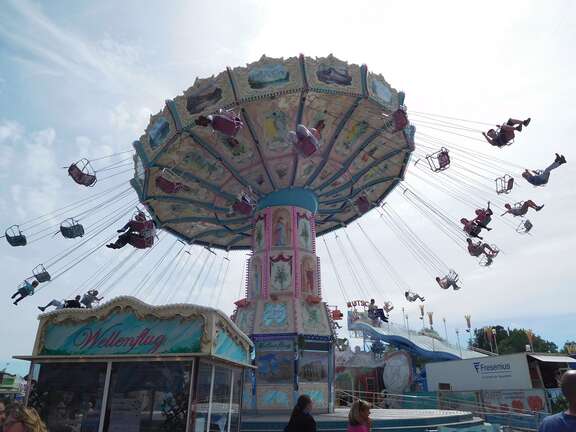 Riesenkettenkarussell auf einem Jahrmarkt