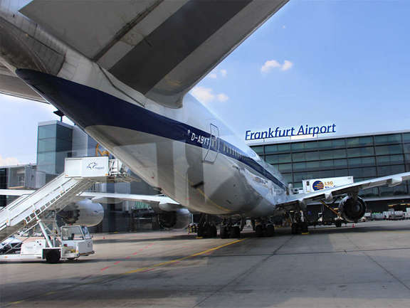 Boeing 747 auf Terminal-Parkposition: Take-off auf Flughöhe Null