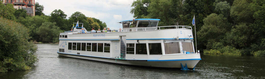 Ausflugsschiff nähert sich Anleger, Dom im Hintergrund