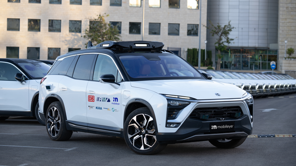 Weißes Auto mit Logos und mobileye-Nummernschild