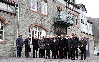 Aufsichtsratsmitglieder stehen vor dem Musikschulhaus in Eppstein.