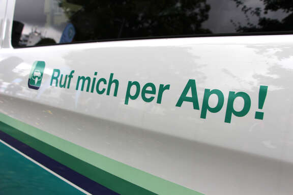 Außenansicht Elektroshuttle mit Schriftzug: Ruf mich per App!