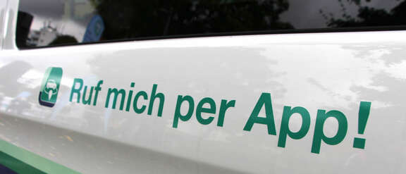 Außenansicht Elektroshuttle mit Schriftzug: Ruf mich per App!