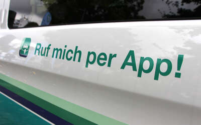 Außenansicht Elektroshuttle mit Schriftzug: Ruf mich per App!