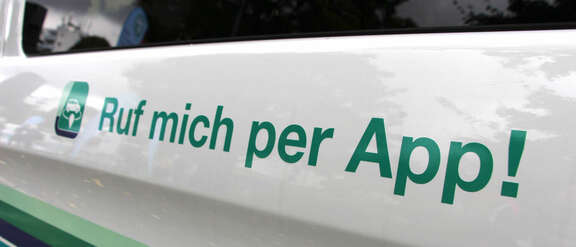 Außenansicht Elektroshuttle mit Schriftzug: Ruf mich per App!