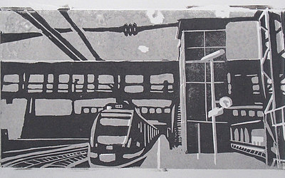 Vergrößerte Ansicht: Linoldruck Zug am Gleis. Darüber ein überdachter Fußgängerweg