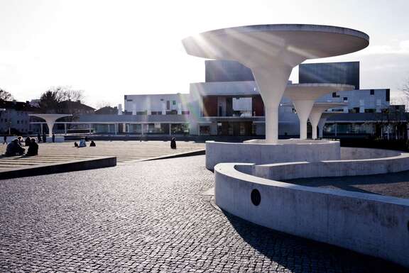 Blick auf das Staatstheater Darmstadt, asphaltierter Platz mit futuristischer weißer Architektur