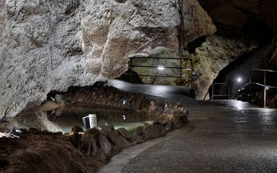 Innenansicht der Kubacher Kristallhöhle in Weilburg
