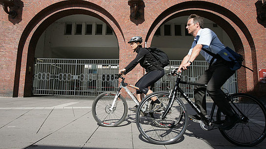 Zwei Geschäftsleute auf dem Fahrrad