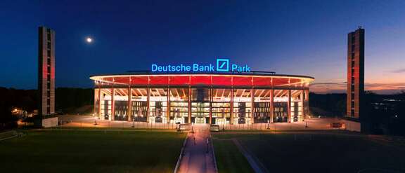 Nächtliche Frontalansicht des Stadions "Deutsche Bank Park" in Frankfurt