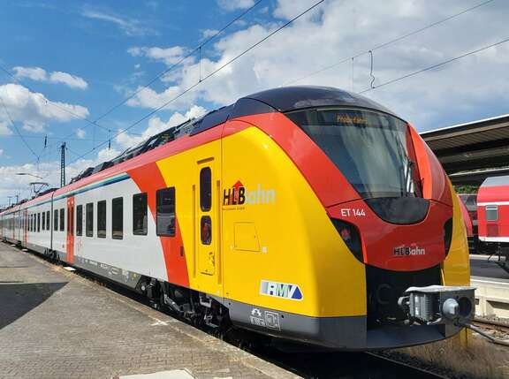 Coradia Continental (HLB) Mittelhessen Frontansicht eines Zuges mit gelb-rot-grauer Lackierung