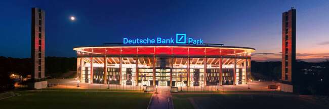 Nächtliche Frontalansicht des Stadions "Deutsche Bank Park" in Frankfurt