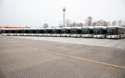 Wasserstoffbusse auf einem Hof