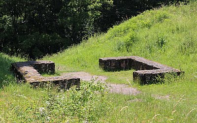 Vergrößerte Ansicht: Mittelalterliche Grundmauer des Torhauses auf dem Plateau des Glaubergs