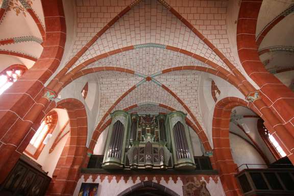 Vergrößerte Ansicht: Walpurgiskirche innen: Blick auf die Orgel und das Gewölbe