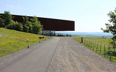 Vergrößerte Ansicht: Blick auf das Museumsgebäude vom Eingangsbereich