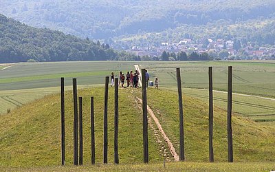 Vergrößerte Ansicht: Kinder auf Grabhügel