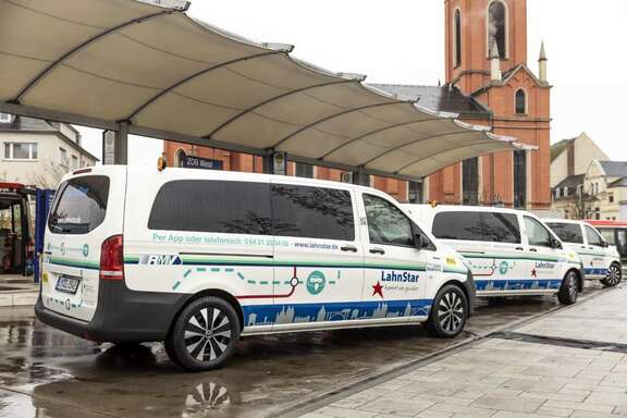 LahnStar Limburg Drei weiße Sprinter hintereinander vor einer Bushaltestelle "ZOB West"