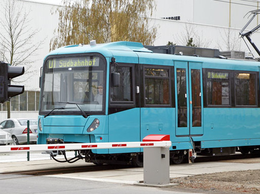 U-Bahn Typ U5 an einem Bahnübergang