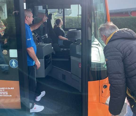RMV-Busschule Lahnau 2026 Schüler im Bus auf Fahrersitz