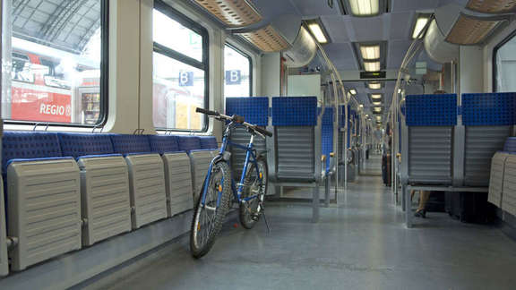 blaues Fahrrad nebenKlappsitzen im Elektrischen Triebzug ET 425