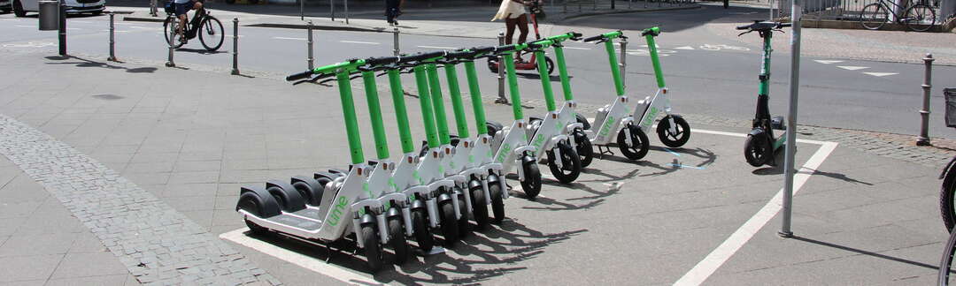 Stehende E-Scooter in Frankfurt.