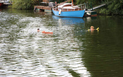 Zwei Schwimmerinnen im Fluss