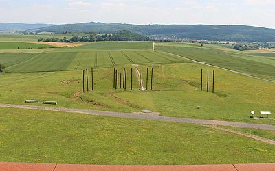 Vergrößerte Ansicht: Blick von der Dachterrasse des Museums auf Grabhügel