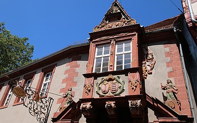 Vergrößerte Ansicht: Verzierte Steinfassade mit hellem Stein und Backstein