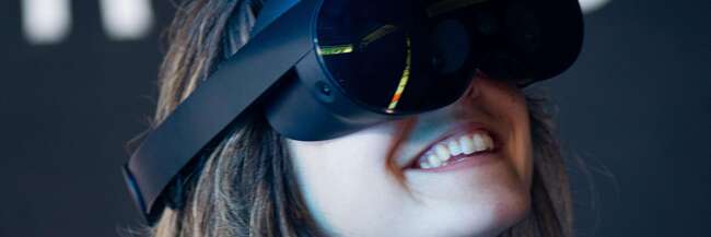 Junge Frau mit VR-Brille
