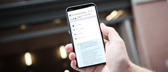 Smartphone mit Erstattungsformular