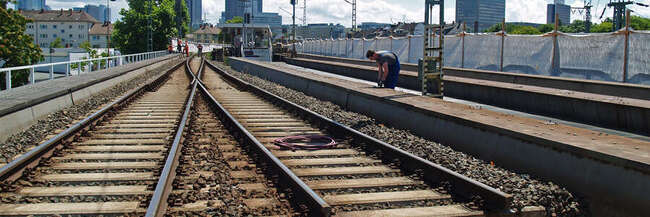  Im Gleisbett 1 werden Gleise und Schotter abgetragen