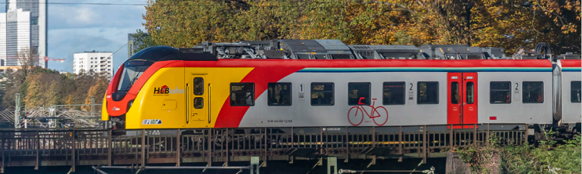 Ein Zug der HLB fährt auf einer Brücke