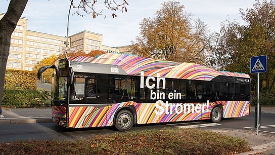 Buslinie 75 mit der Aufschrift Ich bin ein Stromer vor der Goethe-Universität Frankfurt