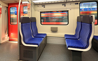 Vergrößerte Ansicht: 4-er Sitzplätze der S-Bahn 