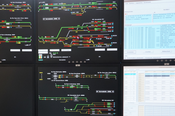 Bildschirme im Stellwerk