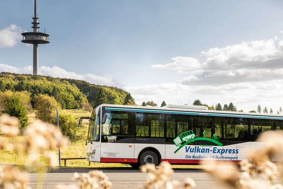 Vulkan-Express-Bus vor dem Funkturm des Hoherodskopfs
